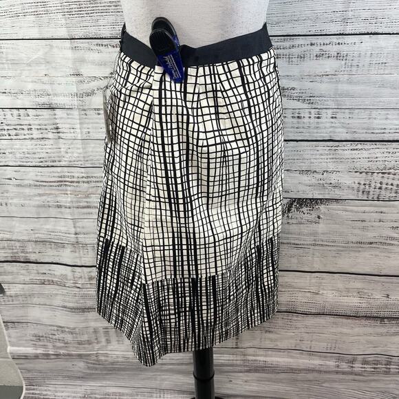 Worthington Skirt size 10 Ivory Black Plaid Pleated Knee A Line Stretch Modest - Picture 7 of 8